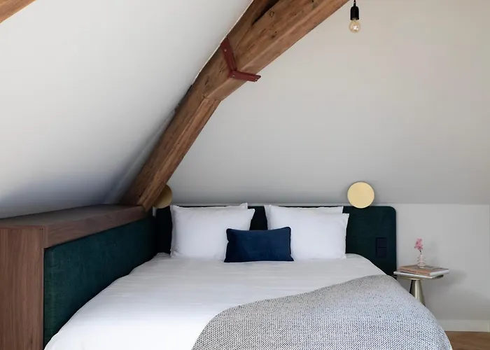 Bob W Oosterpark Aparthotel 4*